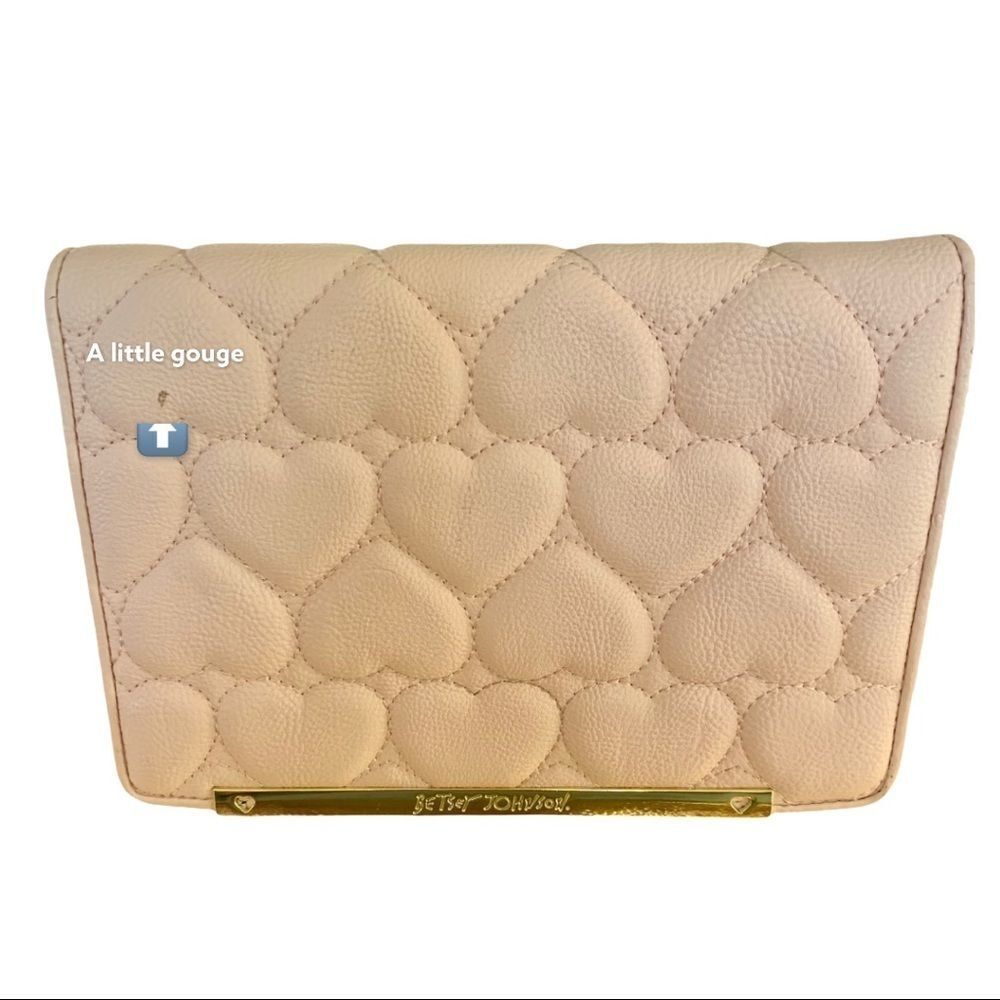BETSEY JOHNSONS Light pink heart detail small gold chain purse. - Picture 9 of 9